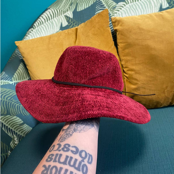 Marcus Adler New York Burgundy Chenille Packable One Size Hat - Picture 8 of 10